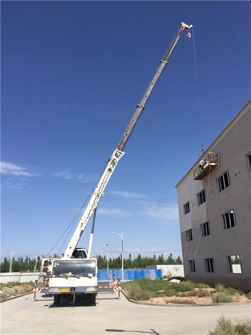 临武县“轻装强干”—— 吊车的 “轻量化臂架” 技术